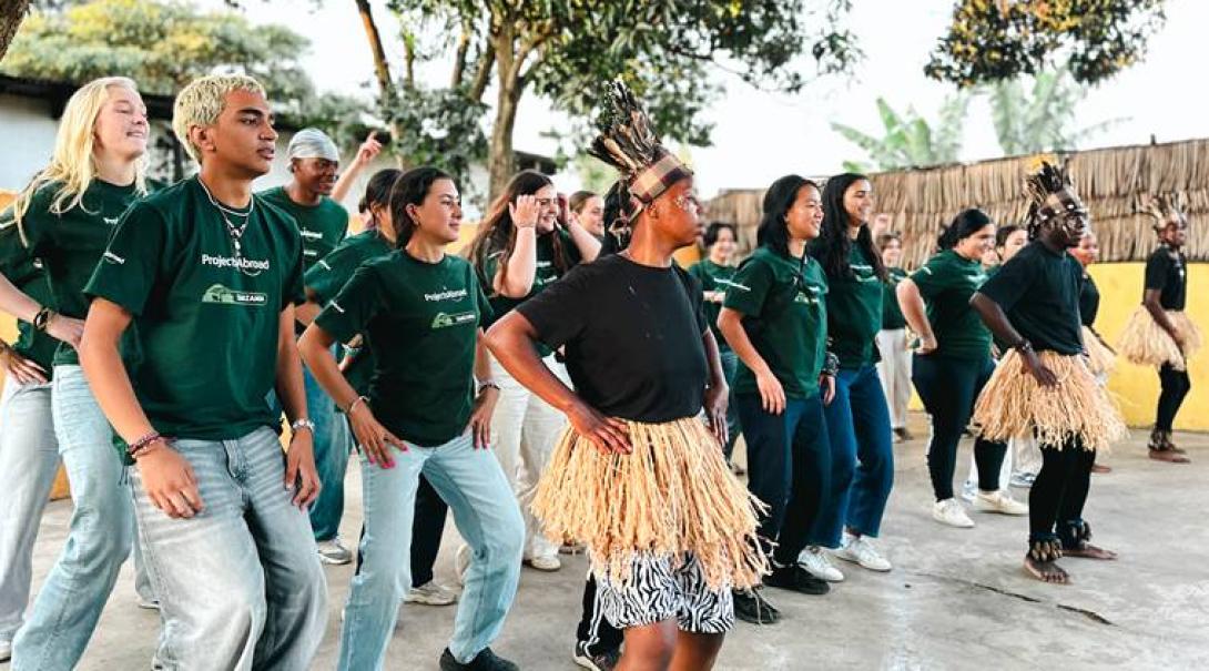 タンザニアで現地のダンスに挑戦する高校生ボランティアたち
